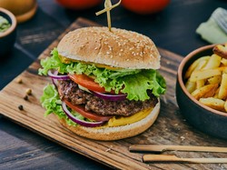 Gegara Lomba Makan Burger 3,2 Kg, Perut Pria Ini Membengkak
