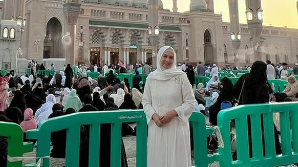 7 Potret Ira Wibowo Bikin Pangling Pakai Hijab saat Umrah, Banjir Pujian