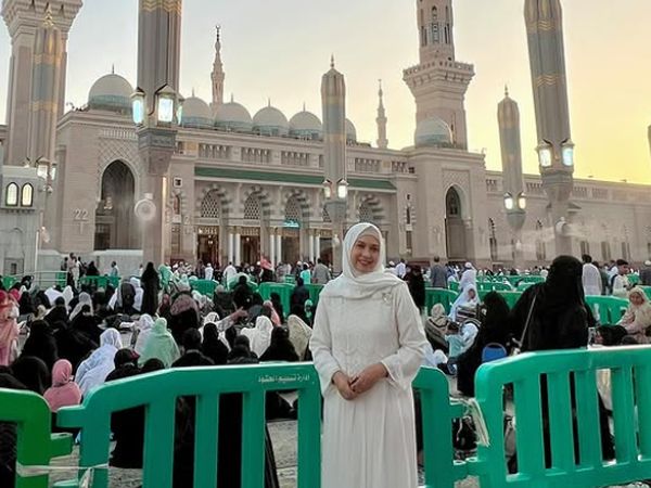 7 Potret Ira Wibowo Bikin Pangling Pakai Hijab saat Umrah, Banjir Pujian