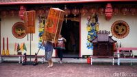 Jelang Imlek Kelenteng Tri Dharma Sumber Naga Bersolek, Patung Dewa Dibersihkan