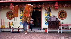 Jelang Imlek Kelenteng Tri Dharma Sumber Naga Bersolek, Patung Dewa Dibersihkan