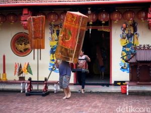 Jelang Imlek Kelenteng Tri Dharma Sumber Naga Bersolek, Patung Dewa Dibersihkan Jelang Imlek Kelenteng Tri Dharma Sumber Naga Bersolek, Patung Dewa Dibersihkan