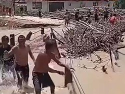 Video: Detik-detik Jembatan di Bangkalan Ambruk Terseret Luapan Air Sungai