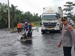 Jalintim Sumatera di Pelalawan Terendam Banjir, Polisi Pasang Rambu-Siaga 24 Jam