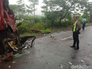 Truk Adu Banteng di Bojonegoro, 1 Sopir Tewas