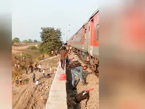 Mau Selamatkan Diri, 12 Orang Berakhir Tewas Tertabrak Kereta di India Mau Selamatkan Diri, 12 Orang Berakhir Tewas Tertabrak Kereta di India