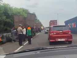 Peti Kemas Truk Kontainer Terlepas di Tol Cakung Arah Rorotan, Lalin Macet