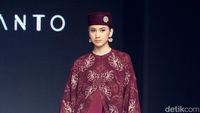 10 Rancangan Busana Ramadan Julianto di Panggung Garis Poetih