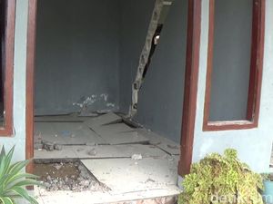 24 KK di Ratamba Banjarnegara Mengungsi gegara Tanah Gerak 24 KK di Ratamba Banjarnegara Mengungsi gegara Tanah Gerak