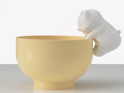 Gemas! Ada Kucing Mungil yang Bantu Tiup Minuman Panas