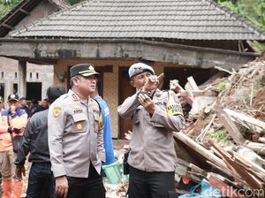 Polisi-TNI Bantu Pencarian Korban Tanah Longsor di Jombang
