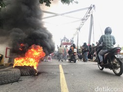 Mahasiswa Demo di Jembatan Miring Palopo Tuntut Pemekaran Luwu Tengah