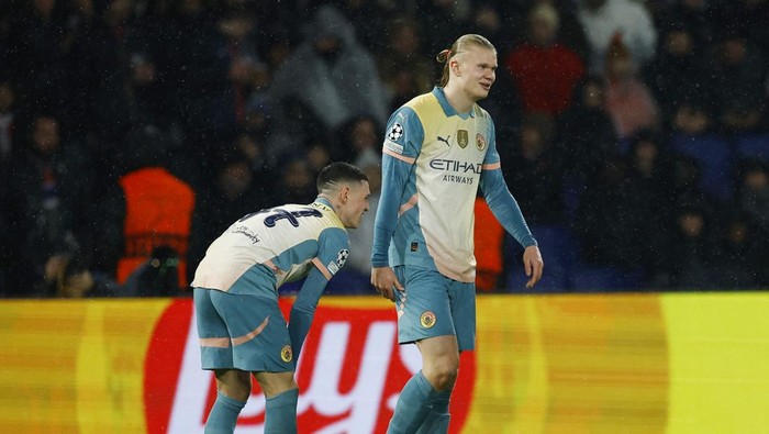 Soccer Football - Champions League - Paris St Germain v Manchester City - Parc des Princes, Paris, France - January 22, 2025 Manchester Citys Erling Haaland celebrates scoring their second goal with Phil Foden REUTERS/Stephanie Lecocq
