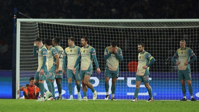 Manchester City's players react after conceding a third goal during the UEFA Champions League, league phase football match between Paris Saint-Germain and Manchester City at the Parc des Princes Stadium in Paris on January 22, 2025. (Photo by FRANCK FIFE / AFP)