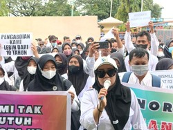 Massa Guru Honorer Demo di DPRD Demak Minta Diangkat Jadi PPPK