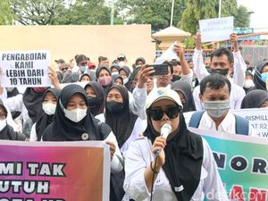 Massa Guru Honorer Demo di DPRD Demak Minta Diangkat Jadi PPPK Massa Guru Honorer Demo di DPRD Demak Minta Diangkat Jadi PPPK