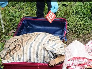 Antok Sempat Bawa Koper Isi Tubuh Uswatun ke Rumah Neneknya Antok Sempat Bawa Koper Isi Tubuh Uswatun ke Rumah Neneknya