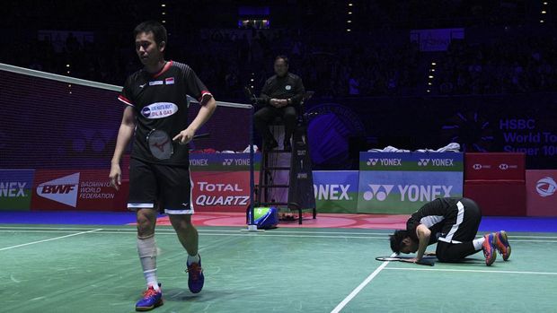 Indonesia's Mohammad Ahsan (L) and Hendra Setiawan (R) celebrate their victory over Malaysia's Aaron Chia and Soh Wooi Yik in the men's doubles final of the All England Open Badminton Championships in Birmingham, central England, on March 10, 2019. (Photo by Oli SCARFF / AFP)