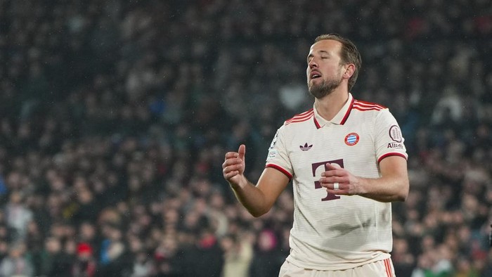 Netherland Soccer Champions League Bayerns Harry Kane reacts after missing a chance to score during the Champions League opening phase soccer match between Feyenoord and Bayern Munich, at De Kuip Stadium, in Rotterdam, Netherlands, Wednesday, Jan. 22, 2025. (AP Photo/Peter Dejong)