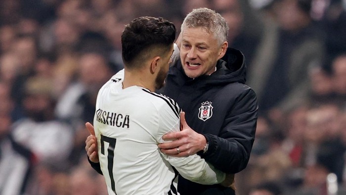 Soccer Football - Europa League - Besiktas v Athletic Bilbao - Besiktas Stadium, Istanbul, Turkey - January 22, 2025 Besiktas Milot Rashica hugs Besiktas coach Ole Gunnar Solskjaer after he is substituted off REUTERS/Murad Sezer