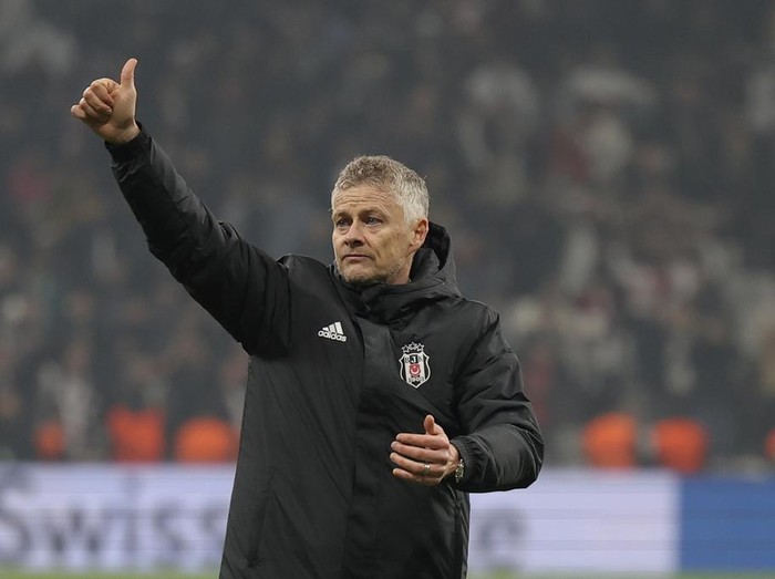 Besiktas' head coach Ole Gunnar Solskjaer, celebrates his team's victory after the Europa League opening phase soccer match between Besiktas and Athletic Bilbao at Besiktas stadium in Istanbul, Turkey, Wednesday, Jan. 22, 2025. (AP Photo)