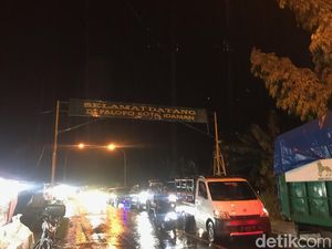 Mahasiswa Demo di Jembatan Miring Palopo Malam Ini, Lalin Macet 2 Km Mahasiswa Demo di Jembatan Miring Palopo Malam Ini, Lalin Macet 2 Km