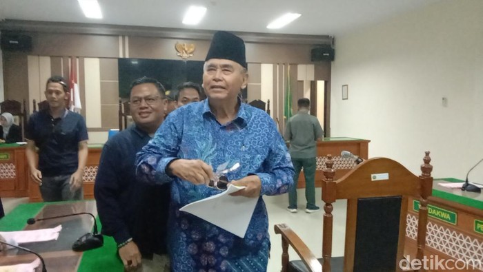 Panji Gumilang menjalani sidang perdana kendala TPPU di Pengadilan Negeri Indramayu Panji Gumilang menjalani sidang perdana kendala TPPU di Pengadilan Negeri Indramayu