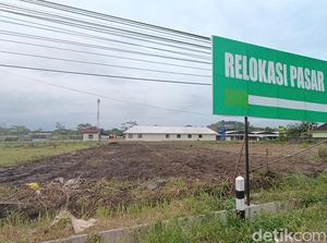 Pedagang Pasang Papan Petunjuk ke Pasar Relokasi Godean, Kenapa? Pedagang Pasang Papan Petunjuk ke Pasar Relokasi Godean, Kenapa?
