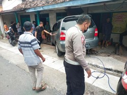 Sopir Diduga Salah Injak Pedal Gas, Mobil Seruduk Rumah di Bantul