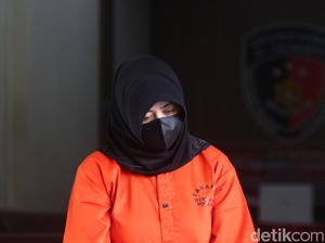 Tampang Indri Dapsari Tersangka Tipu-tipu Biro Umrah Jogja Berbaju Tahanan