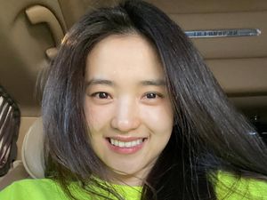 7 Potret Kim Tae Ri Pamer Wajah Tanpa Makeup, Tuai Pujian Cantik Natural 7 Potret Kim Tae Ri Pamer Wajah Tanpa Makeup, Tuai Pujian Cantik Natural