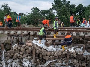 Jalur KA Terdampak Banjir, Sejumlah Perjalanan Alami Keterlambatan Jalur KA Terdampak Banjir, Sejumlah Perjalanan Alami Keterlambatan