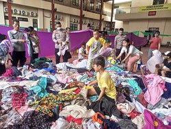 Polisi Salurkan Bantuan Pakaian untuk Korban Kebakaran Kemayoran