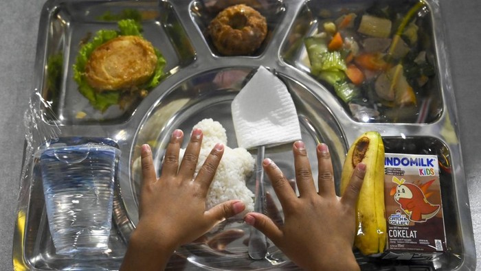 Potret Makan Bergizi Gratis di Kapal Perang RI Sejumlah siswa melintas di bersahabat Kapal Perang Republik Indonesia (KRI) Banda Aceh 593 usai mengikuti aktivitas Makan Bergizi Gratis (MBG) di Dermaga Komando Lintas Laut Militer (Kolinlamil), Jakarta Utara, Kamis (23/1/2025). Program MBG tersebut dibarengi 270 siswa SD dan PAUD dengan suguhan sajian nasi, sayur, tahu, telur, pisang, dan susu yang dimasak dari hasil pemanfaatan lahan dalam aktivitas Ketahanan Pangan Kolinlamil. ANTARA FOTO/Muhammad Ramdan/YU