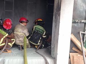 Asap Membumbung Kala Api Lalap Toko Bangunan di Cileunyi