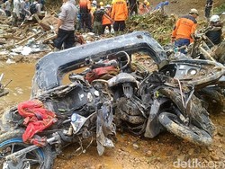 Penampakan Motor-Mobil Terseret Longsor di Pekalongan