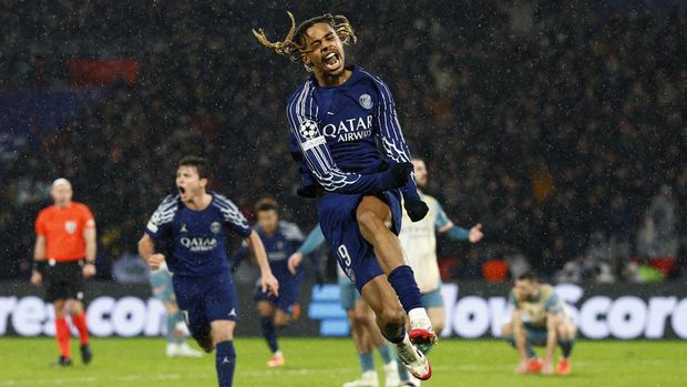 Soccer Football - Champions League - Paris St Germain v Manchester City - Parc des Princes, Paris, France - January 22, 2025 Paris St Germain's Bradley Barcola celebrates scoring their second goal REUTERS/Gonzalo Fuentes
