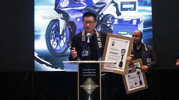 Teddy Go selaku Direktur Marketing PT Dynavolt Teknologi Indonesia Dalam Speech Setelah Penerimaan Sertifikat Indonesia Award Magazine 2025