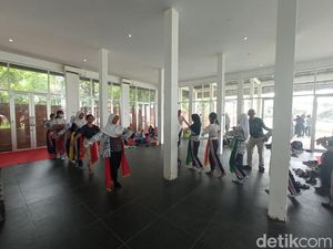 Melihat Keseruan Pelajar Cirebon Berlatih Kesenian Wayang Uwong Melihat Keseruan Pelajar Cirebon Berlatih Kesenian Wayang Uwong