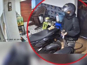 Diduga Bawa Senpi, Pencuri Bermasker Gasak Motor Warga Bandung