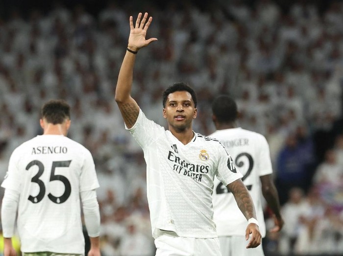 Real Madrid's Brazilian forward #11 Rodrygo celebrates scoring his team's second goal during the UEFA Champions League, league phase football match between Real Madrid CF and FC Salzburg at the Santiago Bernabeu stadium in Madrid on January 22, 2025. (Photo by Pierre-Philippe MARCOU / AFP)