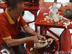 Ritual Bersih-bersih 100 Patung Dewa di Kelenteng Dewi Kwan Im Palembang