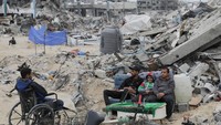 Senyum Warga Gaza di Reruntuhan Bangunan