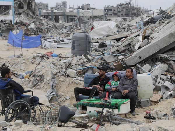 Senyum Warga Gaza di Reruntuhan Bangunan