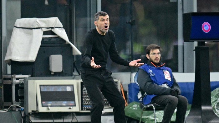 Soccer Football - Champions League - AC Milan v Girona - San Siro, Milan, Italy - January 22, 2025 AC Milan coach Sergio Conceicao  reacts during the match REUTERS/Daniele Mascolo