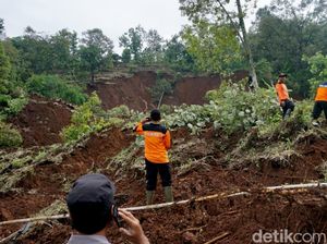 Turun Hujan, Pencarian Korban Tanah Longsor di Jombang Disetop