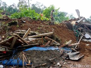 Tanah Longsor Timpa Rumah di Wonosalam Jombang