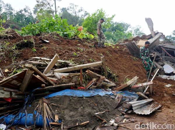 Tanah Longsor Timpa Rumah di Wonosalam Jombang