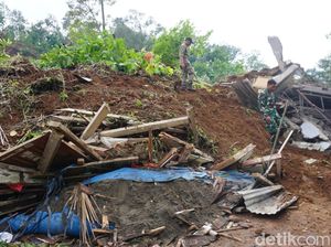 Detik-detik Longsor Timpa 4 Rumah di Wonosalam Jombang, 2 Warga Hilang