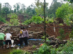 Tanah Longsor Timpa 4 Rumah di Wonosalam Jombang